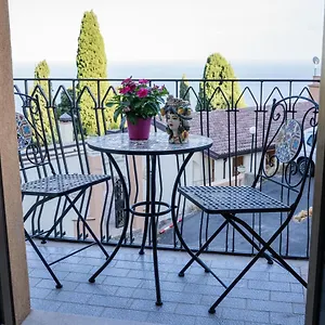 https://tyche-apartaments-rooms.taorminaitalyhotels.com